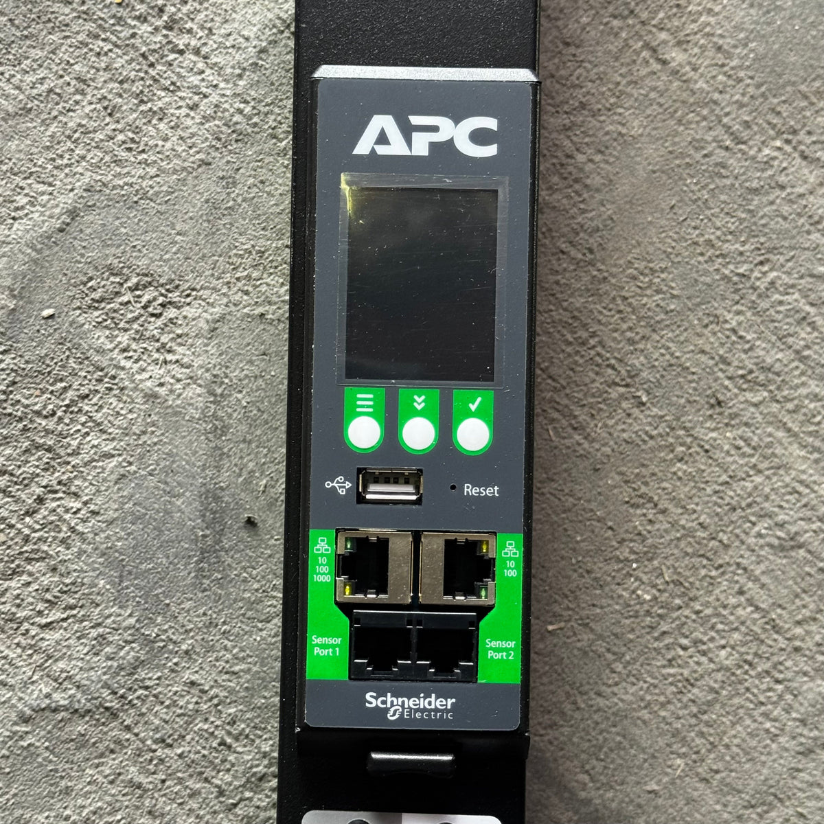 APC Power Distribution Units Input 200-240/346-415VAC  74"L Black SE26048M-0061-C