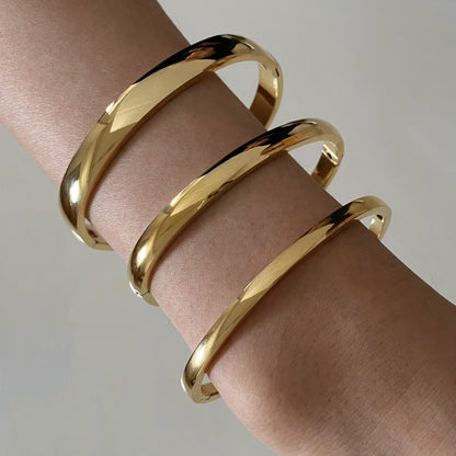 Retro Minimalistic Gold Buckle Bracelet