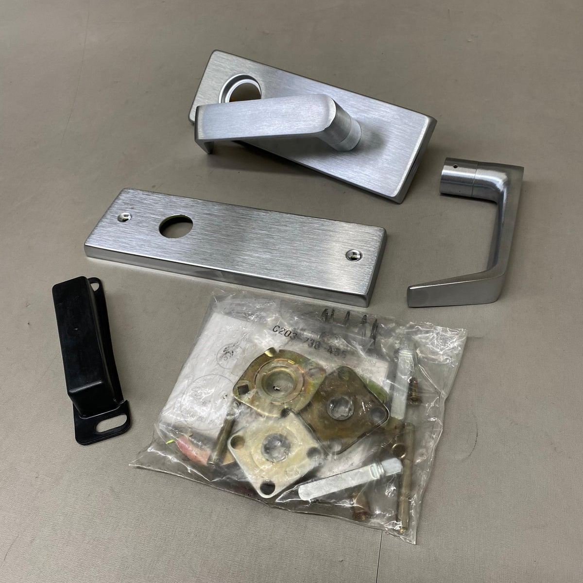 SCHLAGE L Series Trim Pack Door Handle  06N Lever Satin Chrome 09-449.06.626.00N