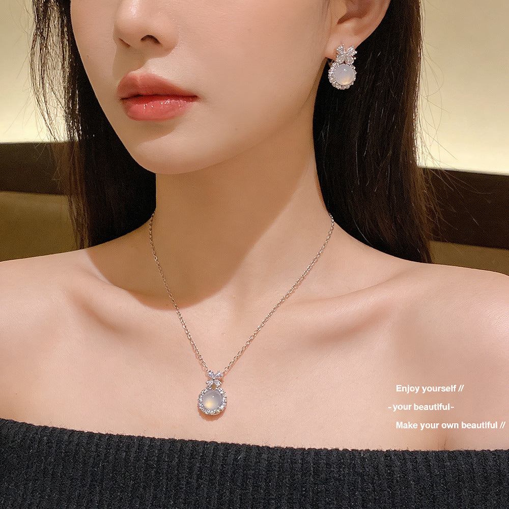 Fashionable Retro Ice-Clear Chalcedony Titanium Steel Clavicle Chain