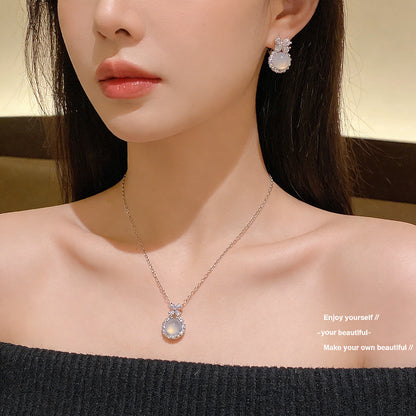 Fashionable Retro Ice-Clear Chalcedony Titanium Steel Clavicle Chain