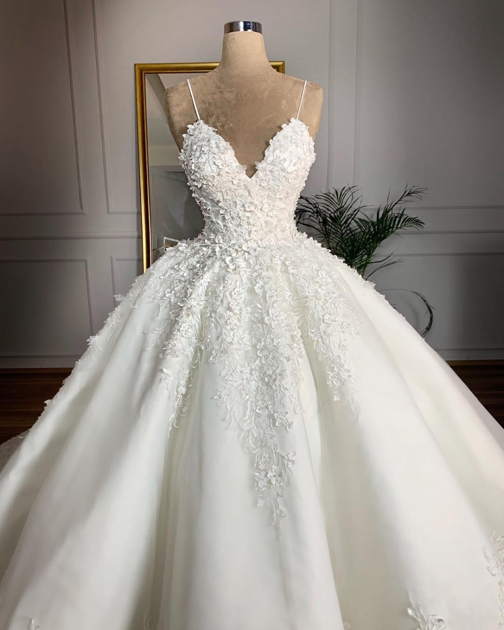 Deep V-neck Sexy Lace Floor-length Wedding Dress Romantic Aura Dignified Wedding Banquet Welcome New Spring