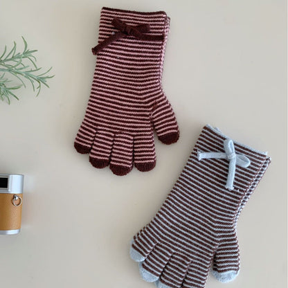 Knitted Wool Gloves With Touchscreen-compatible Fingertips And A Bow Detail