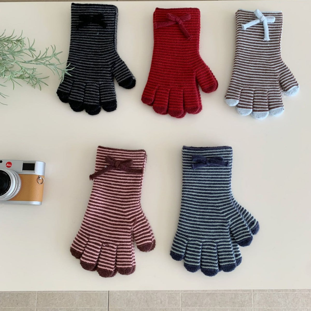 Knitted Wool Gloves With Touchscreen-compatible Fingertips And A Bow Detail