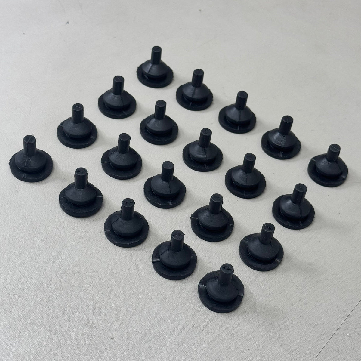 PACCAR PETERBILT (20 PACK) Rubber Plugs K183-134 21722AA Rev B 1" Black