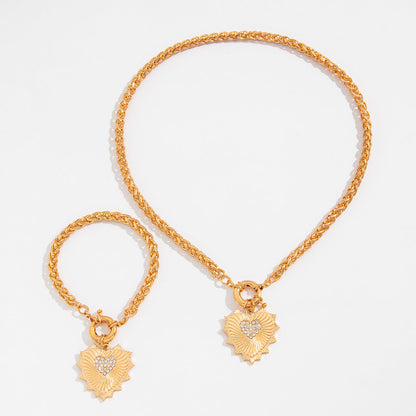 Diamond studded heart-shaped metal pendant necklace, light luxury style spring buckle collarbone chain set