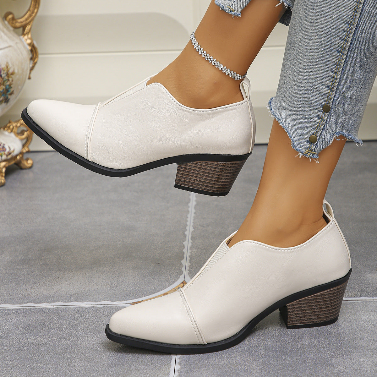 Plus-size Fashionable Black Pointed-toe Chunky-soled Pumps For Women In British Style