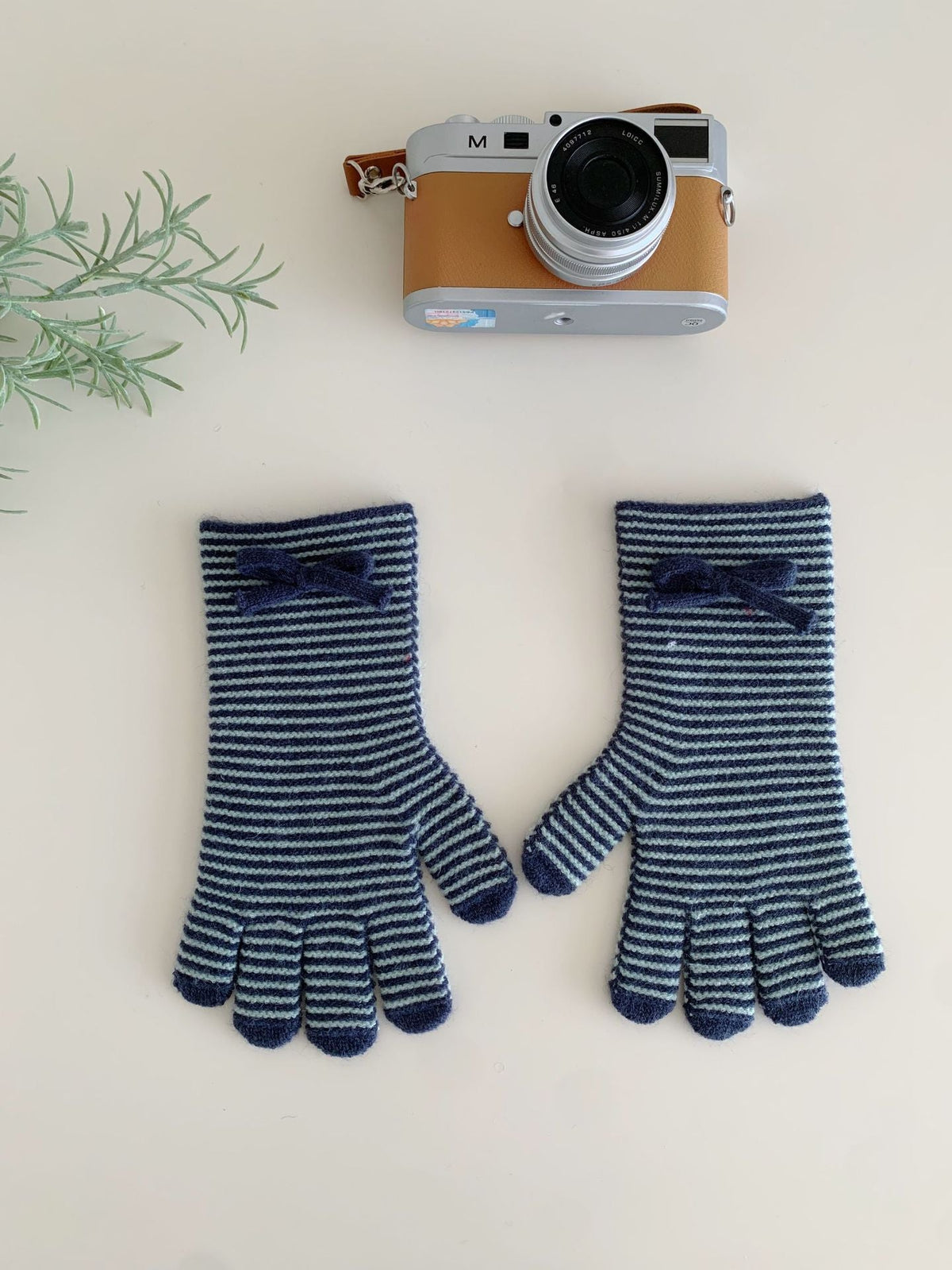 Knitted Wool Gloves With Touchscreen-compatible Fingertips And A Bow Detail
