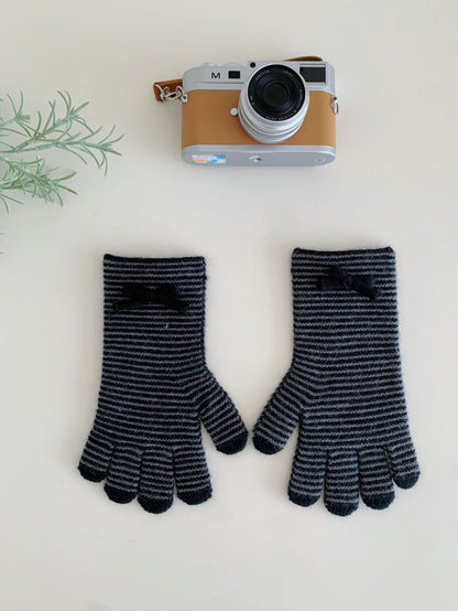Knitted Wool Gloves With Touchscreen-compatible Fingertips And A Bow Detail
