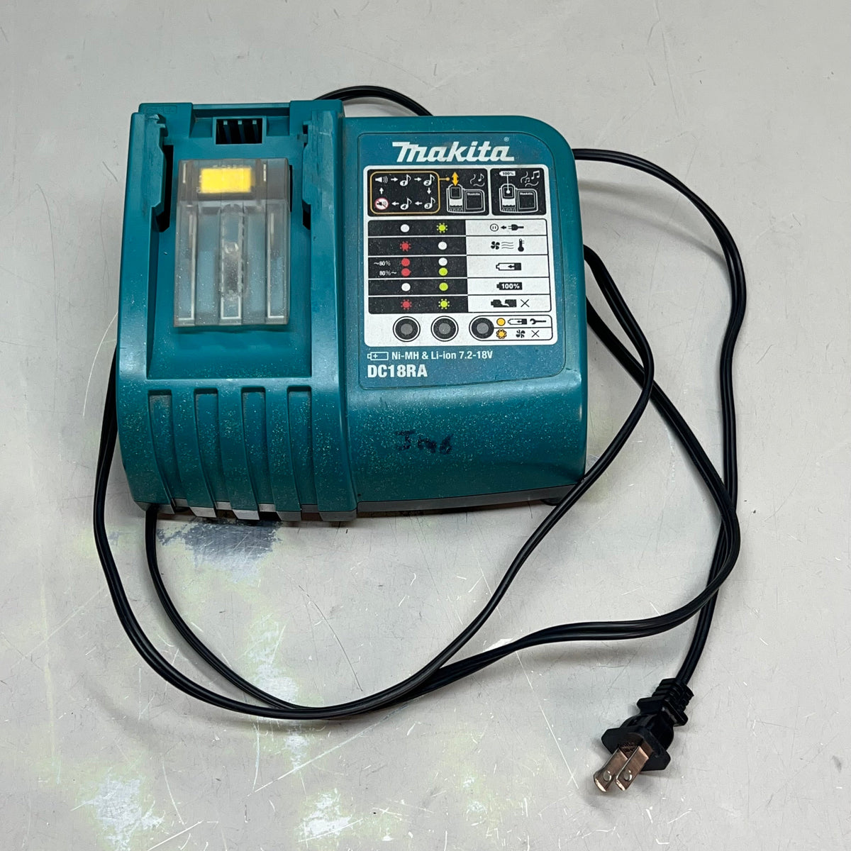 MAKITA Rapid Battery Charger Forced Air Cooling Fan 18v Black/Blue DC18RA (Used)