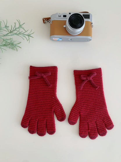 Knitted Wool Gloves With Touchscreen-compatible Fingertips And A Bow Detail