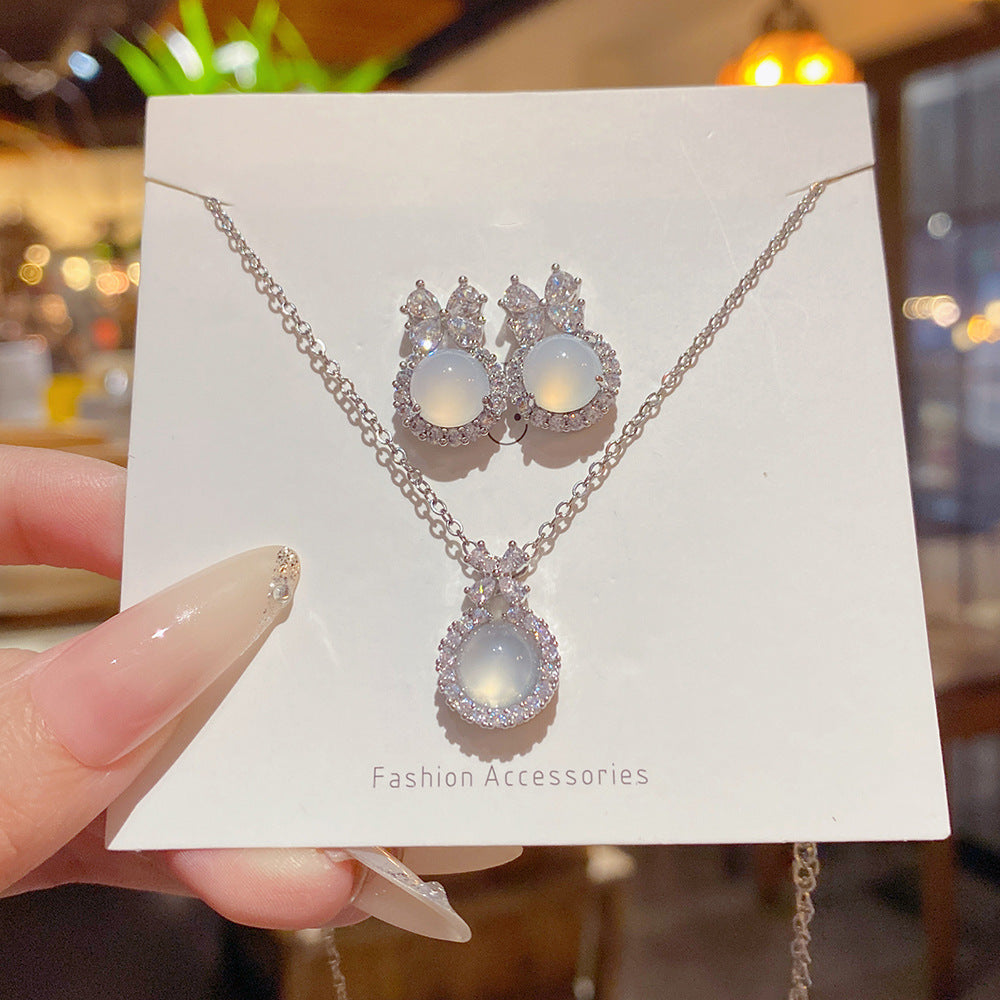 Fashionable Retro Ice-Clear Chalcedony Titanium Steel Clavicle Chain