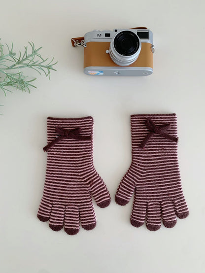 Knitted Wool Gloves With Touchscreen-compatible Fingertips And A Bow Detail