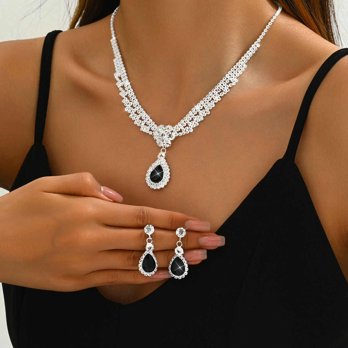 Stylish And Chic Diamond-studded Teardrop Flower Necklace And Earring Set