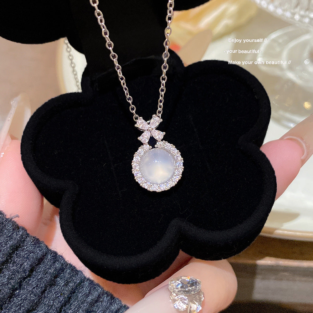 Fashionable Retro Ice-Clear Chalcedony Titanium Steel Clavicle Chain