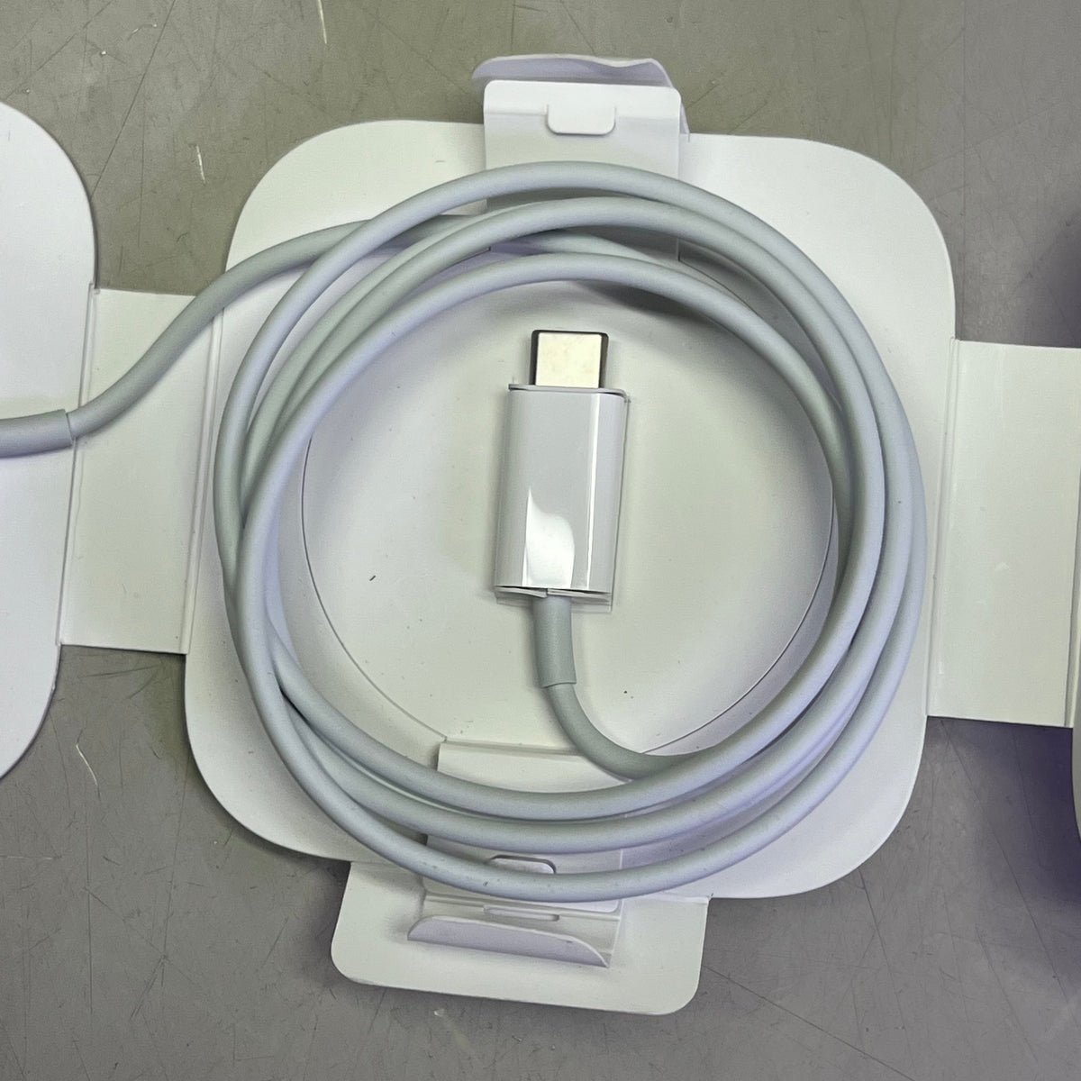 APPLE MagSafe Wireless iPhone Charger 3' Cable White MHXH3AM/A (Return)