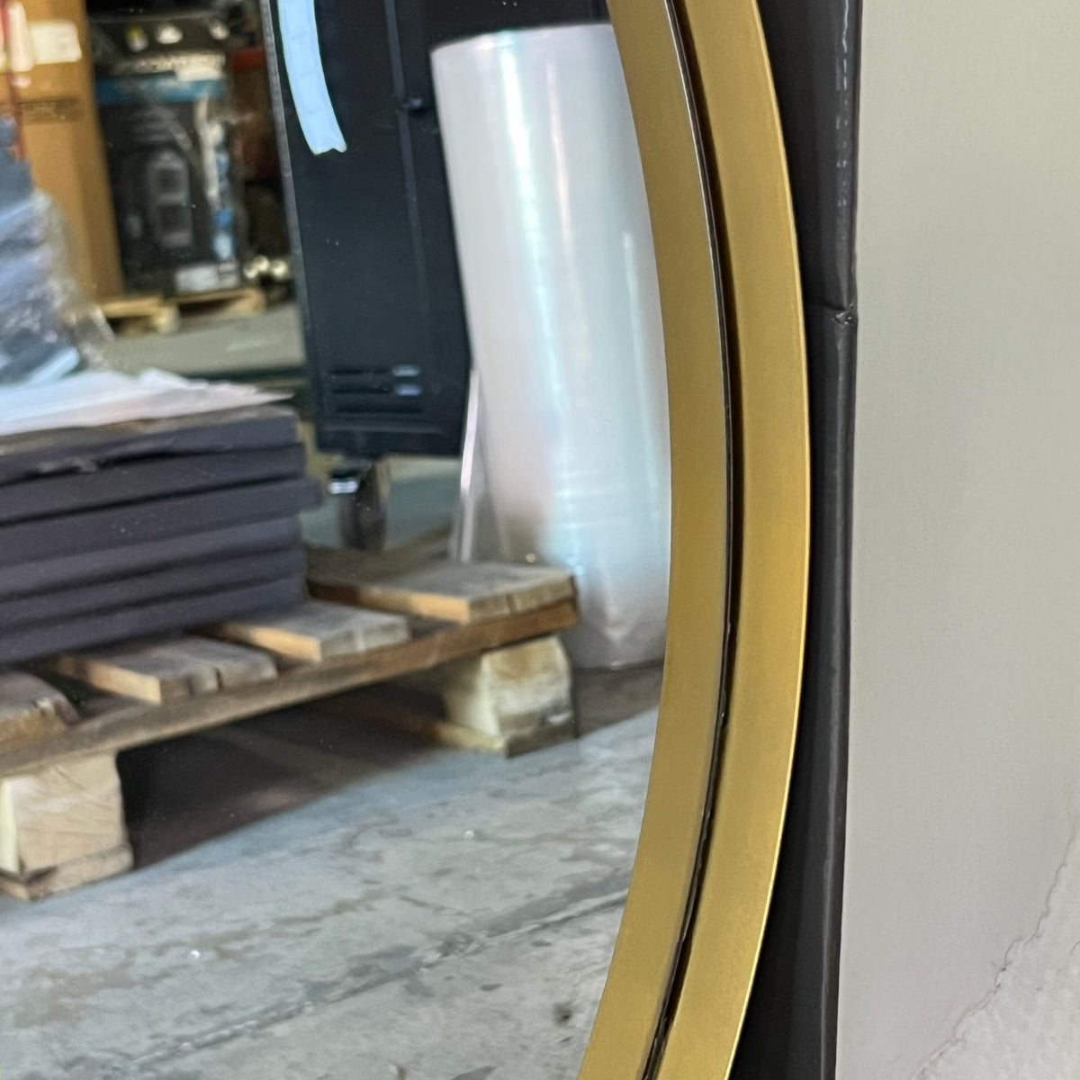 ATELIER Round Luxury Decorative Mirror Sz 31.5" x 31.5" Gold (Distressed Box)