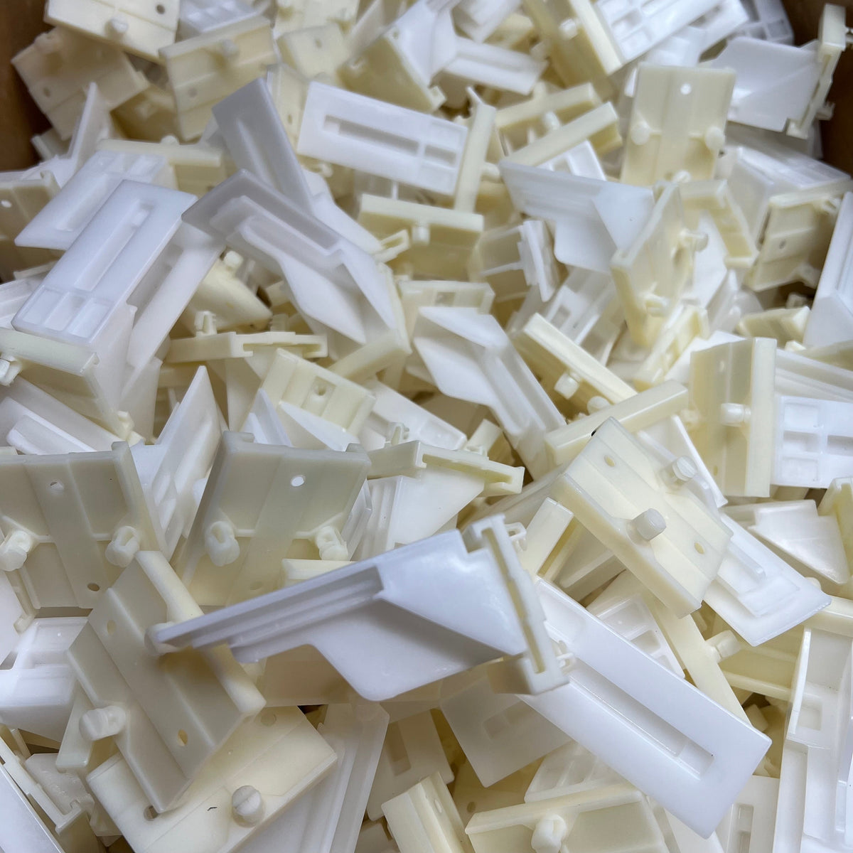 TENN-TEX PLASTICS  (400 CASE) Undermount Dowelled Brackets 47mm-51mm White C-316
