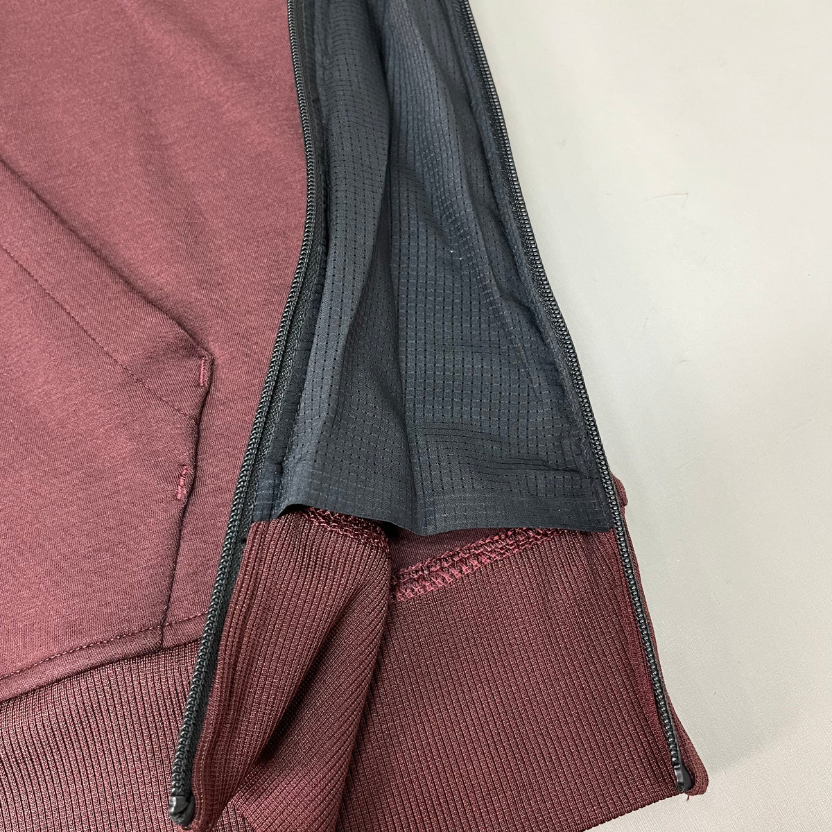 ON RUNNING Women's Active Wear Hoodie Sz-Large Mulberry 219.00346