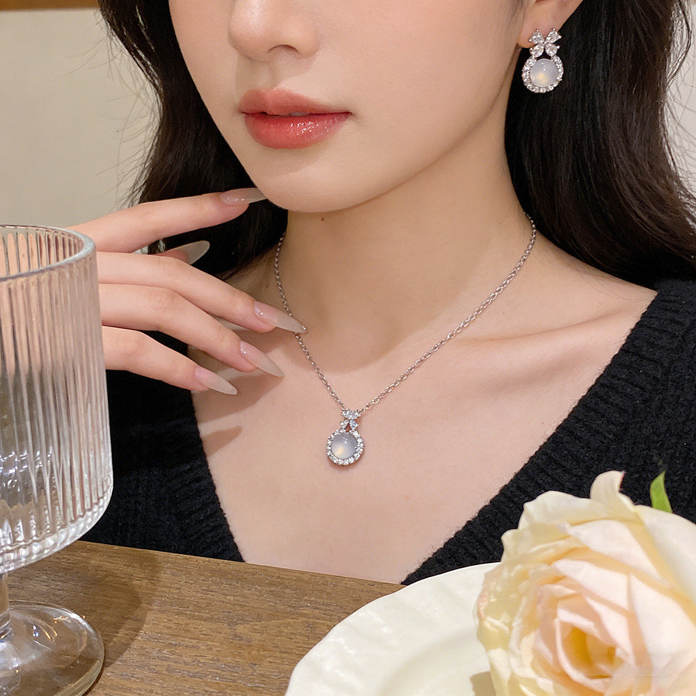 Fashionable Retro Ice-Clear Chalcedony Titanium Steel Clavicle Chain