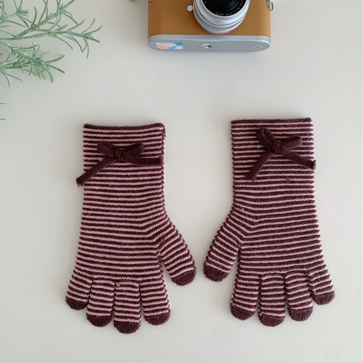 Knitted Wool Gloves With Touchscreen-compatible Fingertips And A Bow Detail