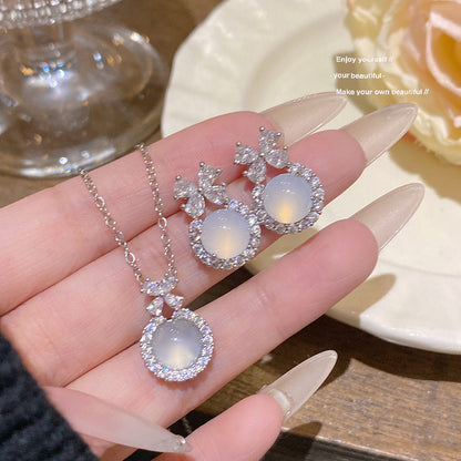 Fashionable Retro Ice-Clear Chalcedony Titanium Steel Clavicle Chain