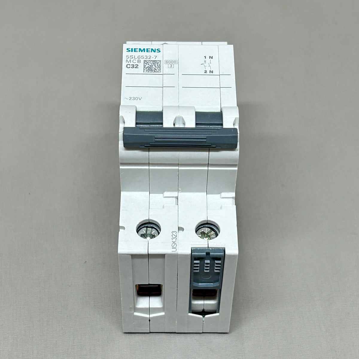 SIEMENS Miniature Circuit Breaker 230 V 6kA, 32 A, D=70 mm Off-White 5SL6532-7 (New)