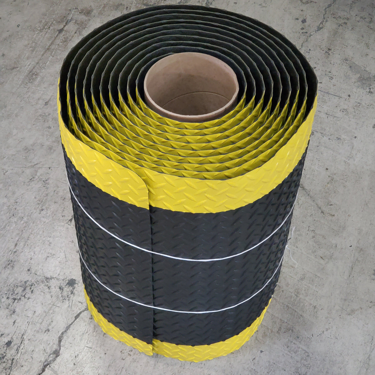 WEARWELL Diamond Plate Spongecote Beveled Floor Mat 9/16"x2'x30' Black/yellow 415.916X2CUTBYL